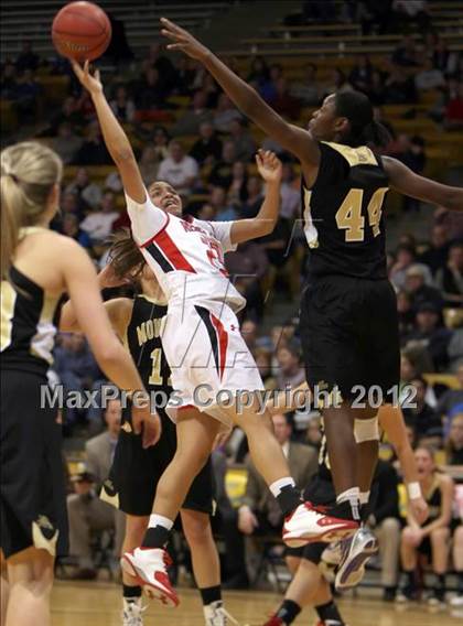 Thumbnail 2 in Regis Jesuit vs. Monarch (CHSAA 5A Semifinal) photogallery.
