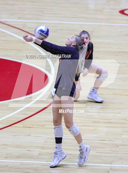 Thumbnail 3 in Lovejoy vs. Manvel (UIL Volleyball 5A Semifinals) photogallery.