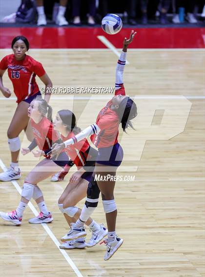 Thumbnail 2 in Lovejoy vs. Manvel (UIL Volleyball 5A Semifinals) photogallery.