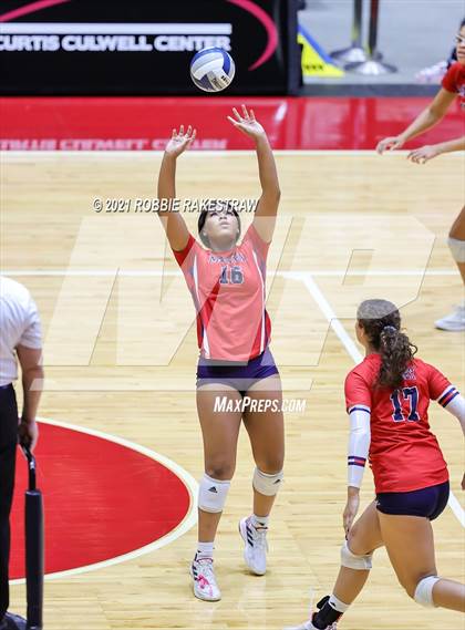 Thumbnail 3 in Lovejoy vs. Manvel (UIL Volleyball 5A Semifinals) photogallery.