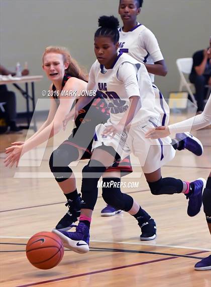 Thumbnail 1 in St. Francis vs. Sacramento (Nike Tournament of Champions) photogallery.