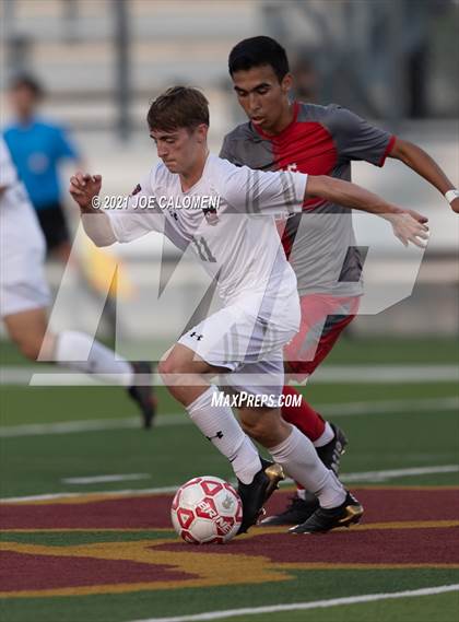 Thumbnail 1 in Lee [Robert E.] vs Lake Travis (UIL 6A Region 4 Final) photogallery.