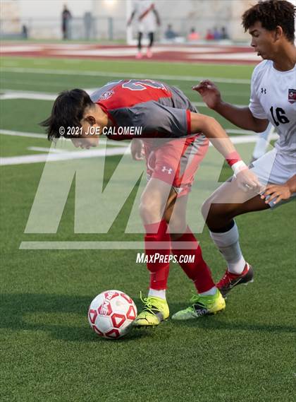 Thumbnail 2 in Lee [Robert E.] vs Lake Travis (UIL 6A Region 4 Final) photogallery.