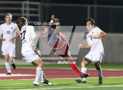 Thumbnail 2 in Lee [Robert E.] vs Lake Travis (UIL 6A Region 4 Final) photogallery.