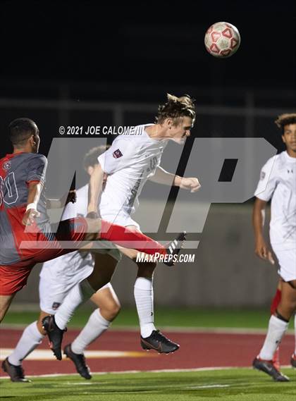 Thumbnail 1 in Lee [Robert E.] vs Lake Travis (UIL 6A Region 4 Final) photogallery.