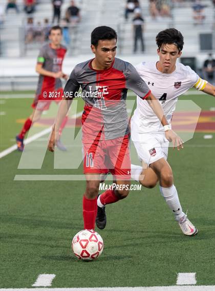 Thumbnail 3 in Lee [Robert E.] vs Lake Travis (UIL 6A Region 4 Final) photogallery.