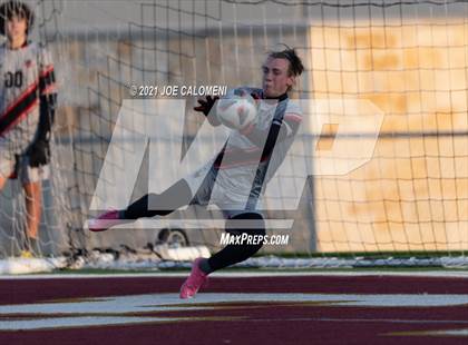Thumbnail 1 in Lee [Robert E.] vs Lake Travis (UIL 6A Region 4 Final) photogallery.