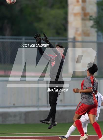 Thumbnail 1 in Lee [Robert E.] vs Lake Travis (UIL 6A Region 4 Final) photogallery.
