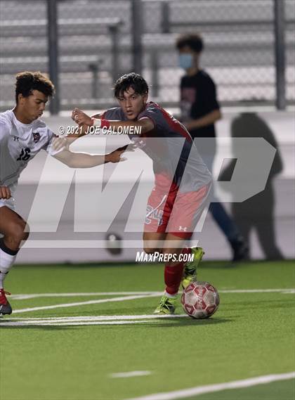 Thumbnail 1 in Lee [Robert E.] vs Lake Travis (UIL 6A Region 4 Final) photogallery.