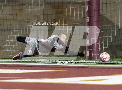 Thumbnail 3 in Lee [Robert E.] vs Lake Travis (UIL 6A Region 4 Final) photogallery.