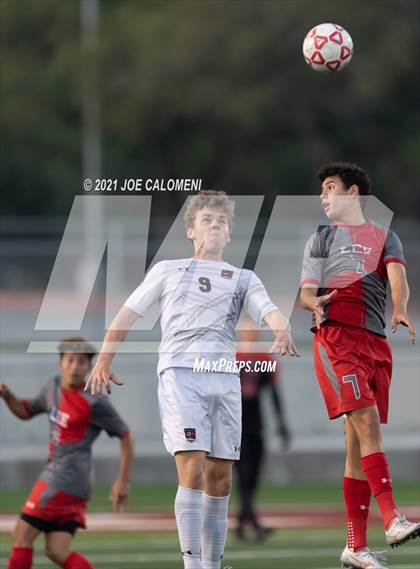 Thumbnail 2 in Lee [Robert E.] vs Lake Travis (UIL 6A Region 4 Final) photogallery.