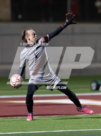 Thumbnail 3 in Lee [Robert E.] vs Lake Travis (UIL 6A Region 4 Final) photogallery.