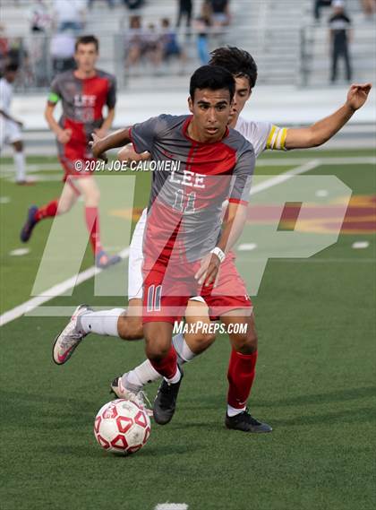 Thumbnail 2 in Lee [Robert E.] vs Lake Travis (UIL 6A Region 4 Final) photogallery.