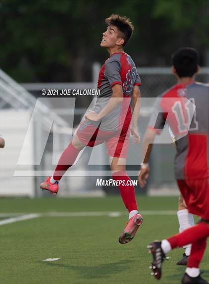 Thumbnail 3 in Lee [Robert E.] vs Lake Travis (UIL 6A Region 4 Final) photogallery.