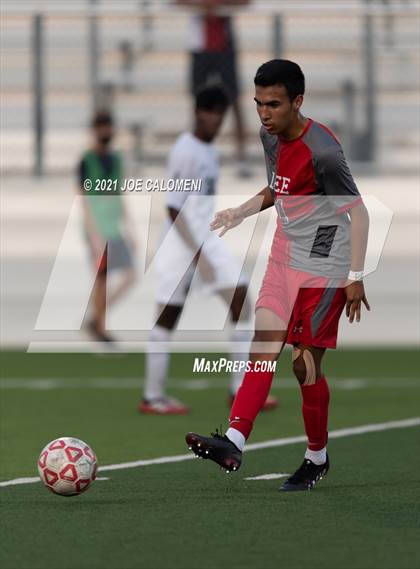 Thumbnail 1 in Lee [Robert E.] vs Lake Travis (UIL 6A Region 4 Final) photogallery.