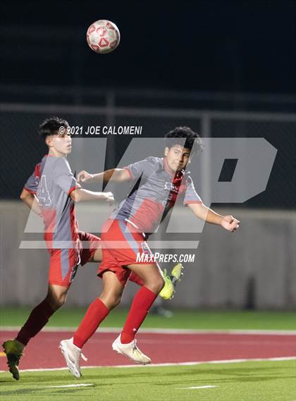 Thumbnail 2 in Lee [Robert E.] vs Lake Travis (UIL 6A Region 4 Final) photogallery.