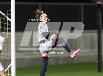 Thumbnail 2 in Lee [Robert E.] vs Lake Travis (UIL 6A Region 4 Final) photogallery.