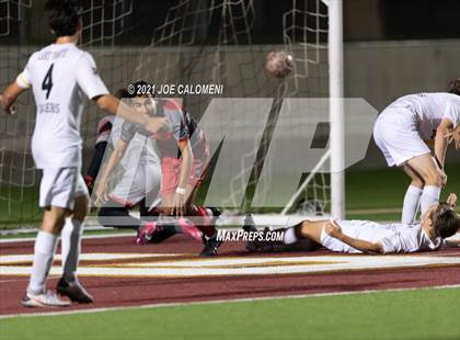 Thumbnail 1 in Lee [Robert E.] vs Lake Travis (UIL 6A Region 4 Final) photogallery.