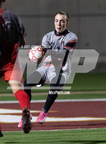Thumbnail 1 in Lee [Robert E.] vs Lake Travis (UIL 6A Region 4 Final) photogallery.