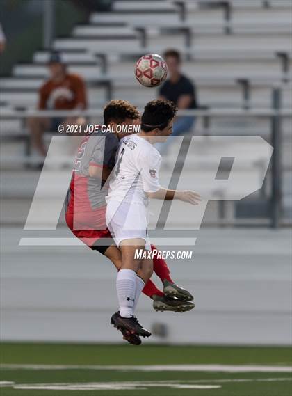 Thumbnail 3 in Lee [Robert E.] vs Lake Travis (UIL 6A Region 4 Final) photogallery.
