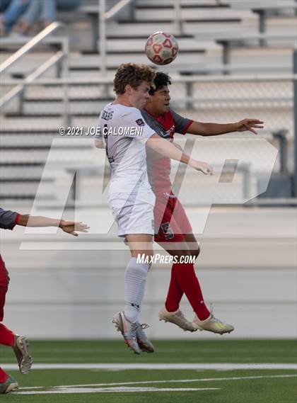 Thumbnail 1 in Lee [Robert E.] vs Lake Travis (UIL 6A Region 4 Final) photogallery.