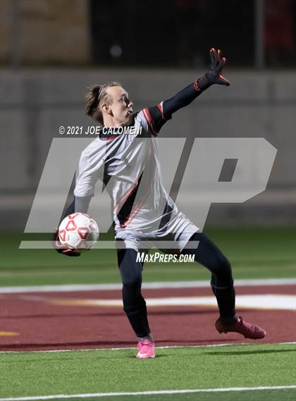 Thumbnail 2 in Lee [Robert E.] vs Lake Travis (UIL 6A Region 4 Final) photogallery.