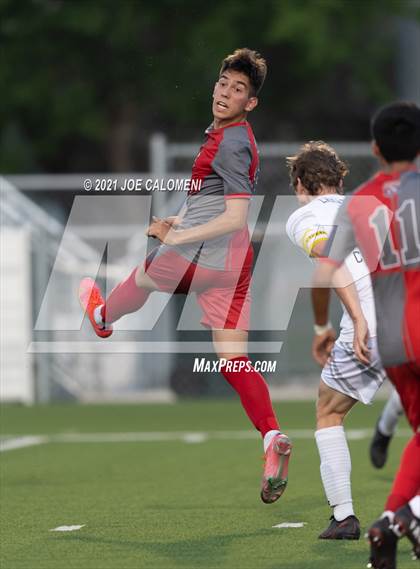 Thumbnail 1 in Lee [Robert E.] vs Lake Travis (UIL 6A Region 4 Final) photogallery.