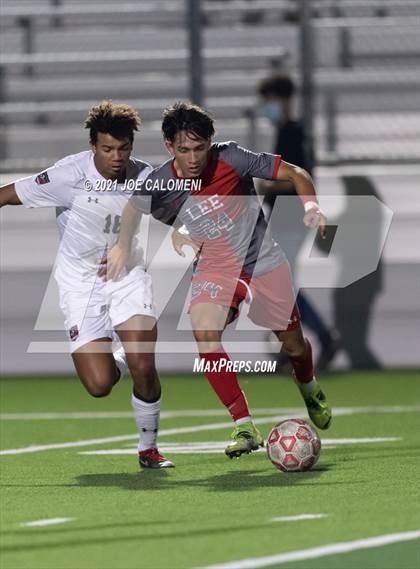 Thumbnail 1 in Lee [Robert E.] vs Lake Travis (UIL 6A Region 4 Final) photogallery.