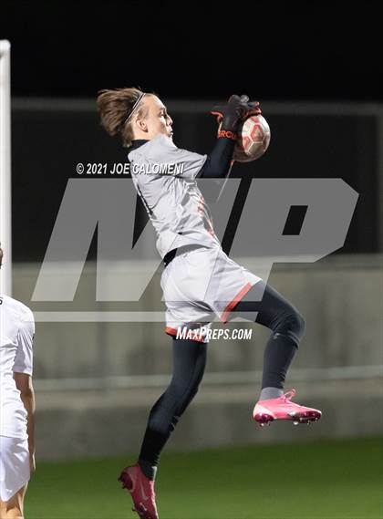 Thumbnail 3 in Lee [Robert E.] vs Lake Travis (UIL 6A Region 4 Final) photogallery.