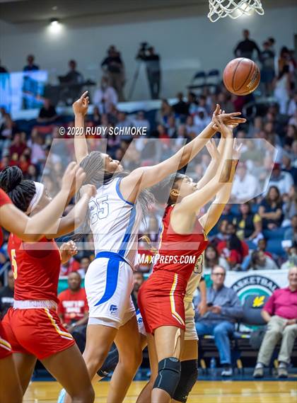 Thumbnail 2 in Cathedral Catholic vs. La Jolla Country Day (CIF SDS Girls Open Divistion Finals) photogallery.