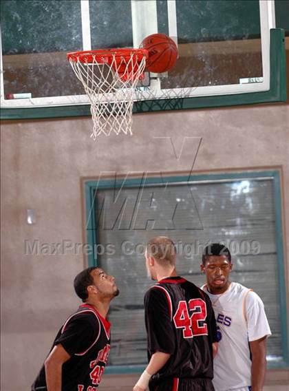 Thumbnail 2 in Logan vs. Bakersfield Christian (MaxPreps Holiday Classic) photogallery.