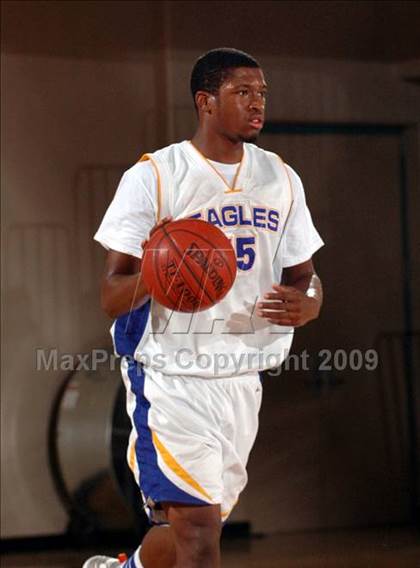 Thumbnail 2 in Logan vs. Bakersfield Christian (MaxPreps Holiday Classic) photogallery.