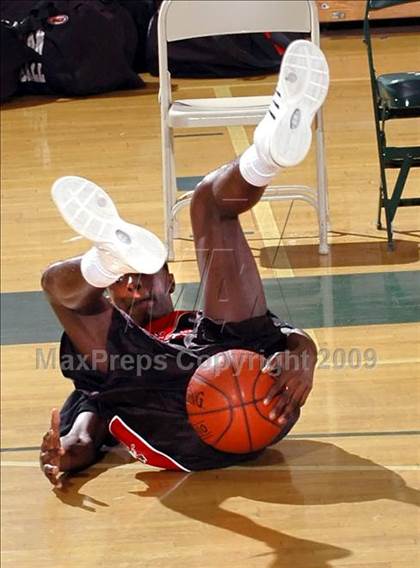 Thumbnail 2 in Logan vs. Bakersfield Christian (MaxPreps Holiday Classic) photogallery.