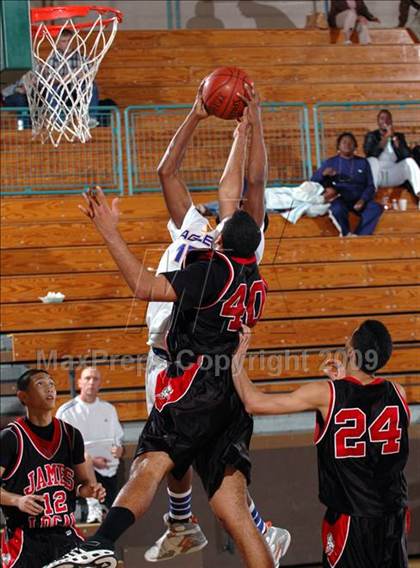 Thumbnail 3 in Logan vs. Bakersfield Christian (MaxPreps Holiday Classic) photogallery.