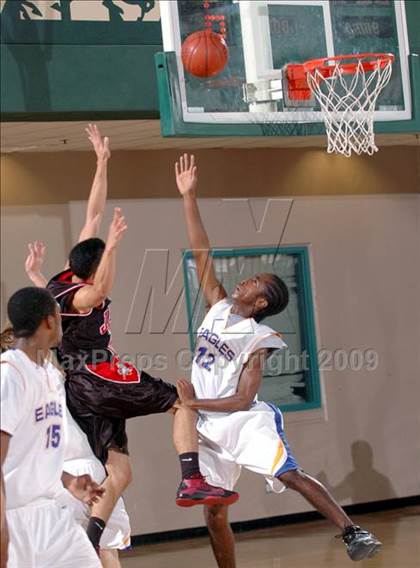 Thumbnail 3 in Logan vs. Bakersfield Christian (MaxPreps Holiday Classic) photogallery.