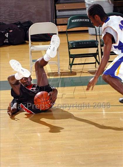 Thumbnail 1 in Logan vs. Bakersfield Christian (MaxPreps Holiday Classic) photogallery.