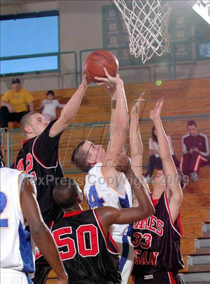 Thumbnail 2 in Logan vs. Bakersfield Christian (MaxPreps Holiday Classic) photogallery.