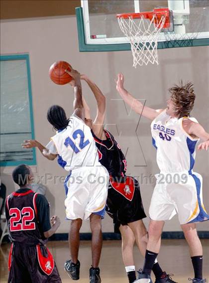 Thumbnail 2 in Logan vs. Bakersfield Christian (MaxPreps Holiday Classic) photogallery.