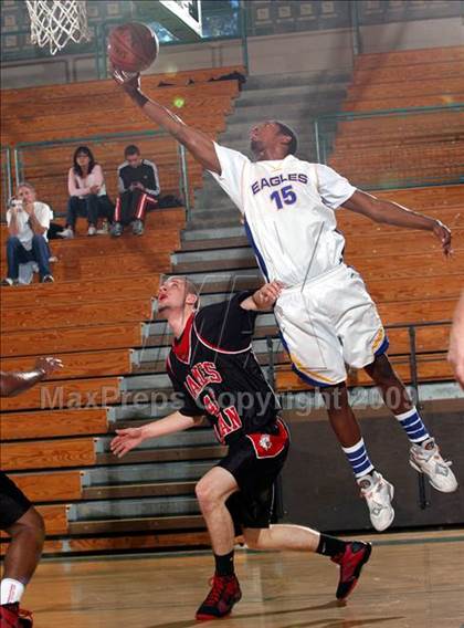 Thumbnail 3 in Logan vs. Bakersfield Christian (MaxPreps Holiday Classic) photogallery.