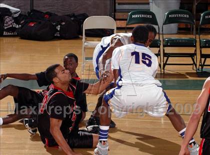 Thumbnail 3 in Logan vs. Bakersfield Christian (MaxPreps Holiday Classic) photogallery.