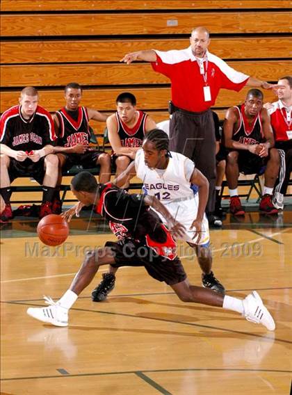 Thumbnail 3 in Logan vs. Bakersfield Christian (MaxPreps Holiday Classic) photogallery.