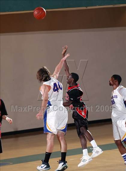 Thumbnail 3 in Logan vs. Bakersfield Christian (MaxPreps Holiday Classic) photogallery.