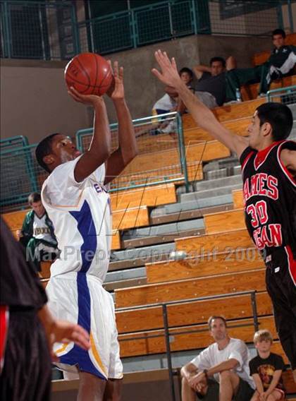 Thumbnail 1 in Logan vs. Bakersfield Christian (MaxPreps Holiday Classic) photogallery.
