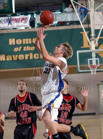 Thumbnail 3 in Logan vs. Bakersfield Christian (MaxPreps Holiday Classic) photogallery.