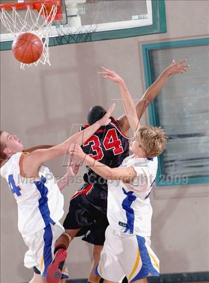 Thumbnail 3 in Logan vs. Bakersfield Christian (MaxPreps Holiday Classic) photogallery.