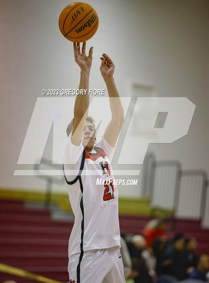 Thumbnail 3 in Harvard-Westlake vs. Notre Dame (SO) photogallery.