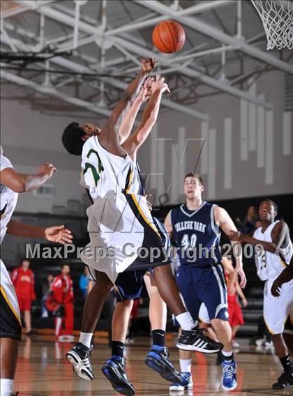 Thumbnail 3 in College Park vs Eisenhower (MaxPreps Holiday Classic) photogallery.