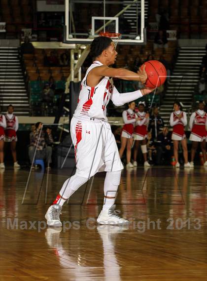 Thumbnail 1 in Arapahoe vs. Denver East (CHSAA 5A Great 8) photogallery.