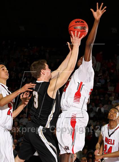 Thumbnail 1 in Arapahoe vs. Denver East (CHSAA 5A Great 8) photogallery.