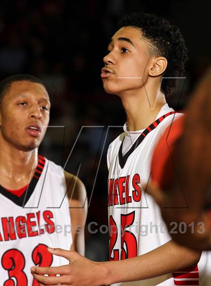 Thumbnail 3 in Arapahoe vs. Denver East (CHSAA 5A Great 8) photogallery.